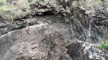 İsrail 'deki Akıntı ve gölet Meshushim yakınlarındaki dağlık bölgenin güzel manzarası. Golan' da güzel bir yer. Yüksek kalite 4k görüntü