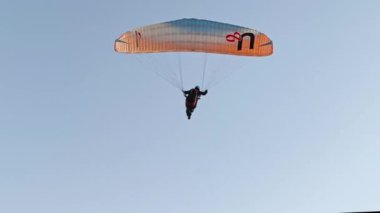 İsrail 'de paragliding ya da hang-sliding: 5 Ocak 2023, Netanya' da deniz kıyısında. Burası İsrail Ulusal Yolu 'nun geçtiği yer..