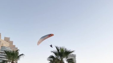 İsrail 'de paragliding ya da hang-sliding: 5 Ocak 2023, Netanya' da deniz kıyısında. Burası İsrail Ulusal Yolu 'nun geçtiği yer..