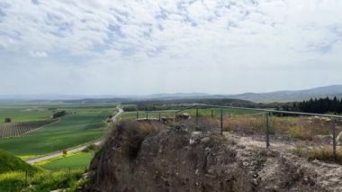İsrail 'deki Tel Megiddo Ulusal Parkı' nın dışındaki Megiddo Dağı 'ndan manzara. Panoramik görünüm