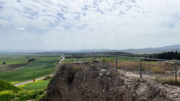 イスラエルのテルメギド国立公園の外のフィールドや農地のメギド山からの眺め パノラマビュー — ストック動画