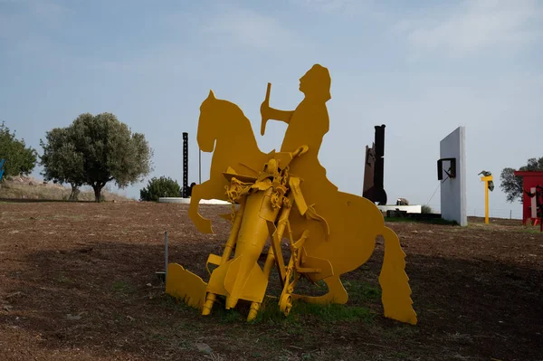 Kohav HaYarden, İsrail, 24 Aralık 2022 Sanatçı Yigal Tumarkin 'in heykelleri, Belvoir kalesinin yıkıntılarının yanında. İsrail 'deki Kohav HaYarden Ulusal Parkı. Golan Tepeleri İsrail