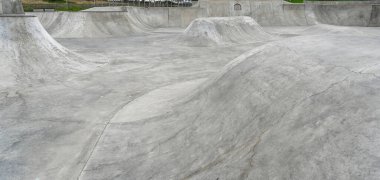 Eğlence parkında kaykay parkı rampaları. Serbest kaykay parkı. Kimse yok..