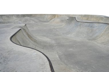 Eğlence parkındaki rampastan. Serbest kaykay parkı. Beyaz bir arkaplanda.