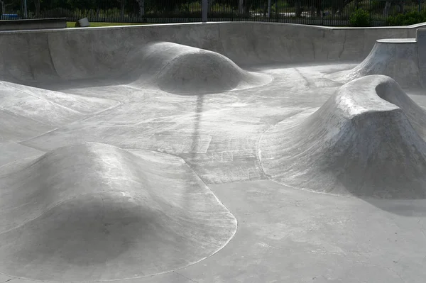 レクリエーション公園でスケートパークのランプ フリースケートパーク 人はいない — ストック写真