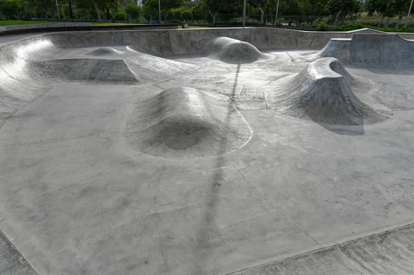 レクリエーション公園でスケートパークのランプ フリースケートパーク 人はいない — ストック写真