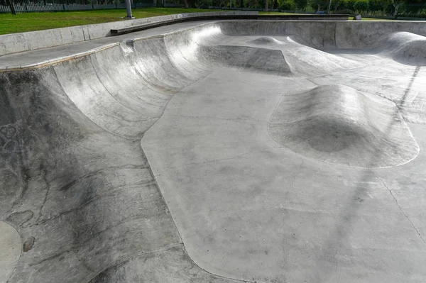 游乐园的溜冰场坡道 免费滑板公园 没有人 — 图库照片
