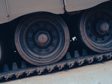 Bilinmeyen bir yerde sabit bir tank pistinin ekstrem çekimi. Arkaplan.