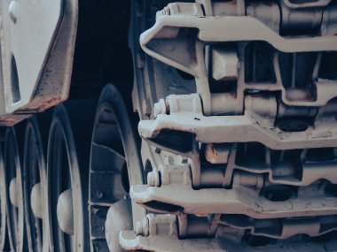 Bilinmeyen bir yerde sabit bir tank pistinin ekstrem çekimi. Arkaplan.