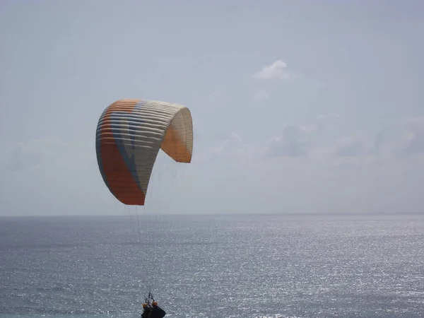 Parapente Cielo Solo Silueta Visible Hombre Vuela Parapente Sobre Mar — Foto de Stock