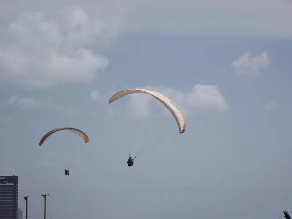 Gökyüzünde Yamaç Paraşütü Yapıyor Sadece Siluet Görünüyor Bir Adam Kıyı — Stok fotoğraf