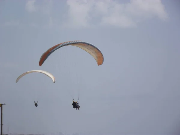 Paralotniarstwo Wysoko Niebie Widoczna Jest Tylko Sylwetka Mężczyzna Lata Paralotni — Zdjęcie stockowe
