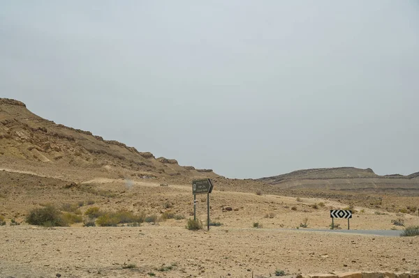 アスファルト道路とイスラエルのネゲヴ砂漠の風景 高解像度 — ストック写真