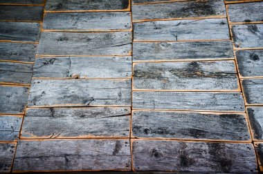 Eski, yıpranmış, gri tahta, dikey tahtalar. Tahtanın bazı parçaları kayıp. yakın çekim dokusu