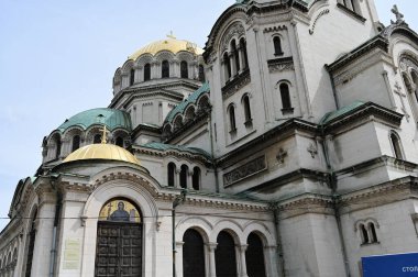 Sofya 'nın merkezindeki St. Alexander Nevsky Katedrali, renkli bulutlarla Bulgaristan' ın başkenti. yakın plan