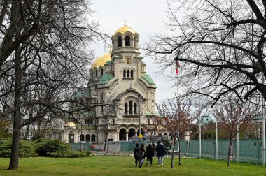 SOFYA, BULGARIA - 15 Nisan 2023: Sofya 'nın merkezindeki St. Alexander Nevsky Katedrali, Bulgaristan' ın başkenti, mavi sabah gökyüzüne karşı renkli bulutlar. Yüksek kalite fotoğraf
