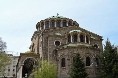 SOFYA, BULGARIA - 15 Nisan 2023: Sofya 'nın merkezindeki St. Alexander Nevsky Katedrali, Bulgaristan' ın başkenti, mavi sabah gökyüzüne karşı renkli bulutlar. Yüksek kalite fotoğraf