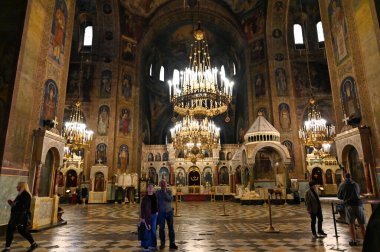 SOFYA, BULGARIA - 15 Nisan 2023: Sofya 'nın merkezindeki St. Alexander Nevsky Katedrali, Bulgaristan' ın başkenti, mavi sabah gökyüzüne karşı renkli bulutlar. Yüksek kalite fotoğraf