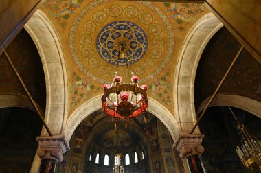 SOFYA, BULGARIA - 15 Nisan 2023: Sofya 'nın merkezindeki St. Alexander Nevsky Katedrali, Bulgaristan' ın başkenti, mavi sabah gökyüzüne karşı renkli bulutlar. Yüksek kalite fotoğraf