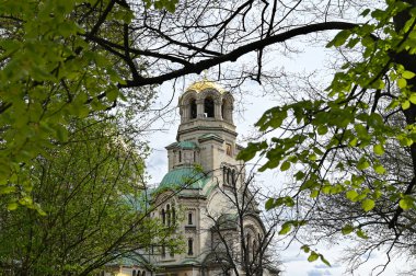 SOFYA, BULGARIA - 15 Nisan 2023: Sofya 'nın merkezindeki St. Alexander Nevsky Katedrali, Bulgaristan' ın başkenti, mavi sabah gökyüzüne karşı renkli bulutlar. Yüksek kalite fotoğraf