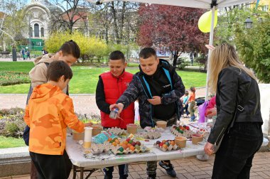 SOFYA, BULGARIA - 15 Nisan 2023: Sofya Sinagogu Sofya 'da inşa edildi. Binanın yakınında Paskalya 'ya kadar çocuklarla yumurta süsleme etkinliği var. Yüksek kalite fotoğraf