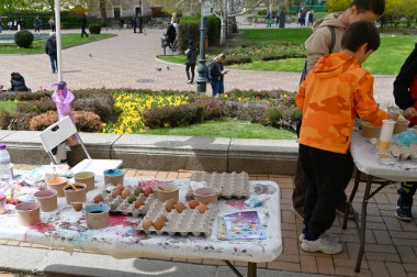 SOFYA, BULGARIA - 15 Nisan 2023: Sofya Sinagogu Sofya 'da inşa edildi. Binanın yakınında Paskalya 'ya kadar çocuklarla yumurta süsleme etkinliği var. Yüksek kalite fotoğraf