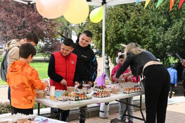 SOFYA, BULGARIA - 15 Nisan 2023: Sofya Sinagogu Sofya 'da inşa edildi. Binanın yakınında Paskalya 'ya kadar çocuklarla yumurta süsleme etkinliği var. Yüksek kalite fotoğraf