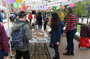 SOFYA, BULGARIA - 15 Nisan 2023: Sofya Sinagogu Sofya 'da inşa edildi. Binanın yakınında Paskalya 'ya kadar çocuklarla yumurta süsleme etkinliği var. Yüksek kalite fotoğraf