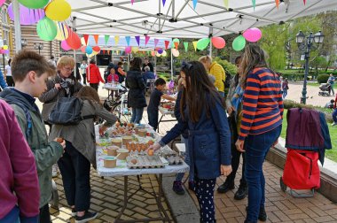 SOFYA, BULGARIA - 15 Nisan 2023: Sofya Sinagogu Sofya 'da inşa edildi. Binanın yakınında Paskalya 'ya kadar çocuklarla yumurta süsleme etkinliği var. Yüksek kalite fotoğraf
