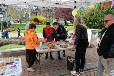 SOFYA, BULGARIA - 15 Nisan 2023: Sofya Sinagogu Sofya 'da inşa edildi. Binanın yakınında Paskalya 'ya kadar çocuklarla yumurta süsleme etkinliği var. Yüksek kalite fotoğraf