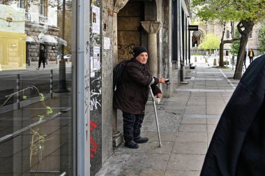 Sofya, Bulgaristan - 15 Nisan 2023: Bulgaristan halkı. Vitosha yaya sokağı yaz boyunca bile tıklım tıklım. Yüksek kalite fotoğraf