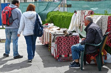 Sofya, Bulgaristan - 15 Nisan 2023: Bulgaristan halkı. Vitosha yaya sokağı yaz boyunca bile tıklım tıklım. Yüksek kalite fotoğraf