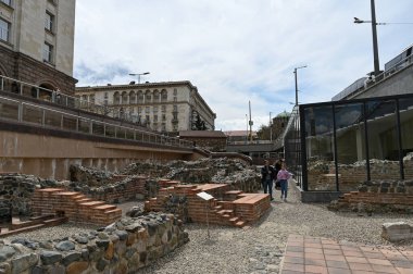 SOFIA, BULGARIA - 15 Nisan 2023: Banya Başhi Camii ve Bulgaristan 'ın Sofya kentindeki antik Serdica kalıntıları. Yüksek kalite fotoğraf