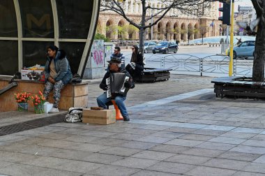 Bulgaristan, Sofya, 15 Nisan 2023: Vitosha Bulvarı 'ndaki insanlar. Sokak müzisyeni. Yüksek kalite fotoğraf