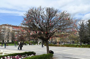 SOFIA, BULGARIA - 15 Nisan 2023: Ulusal Kültür Sarayı. Büyük ağacın üzerinde bir sürü renkli ışık var. Yüksek kalite fotoğraf