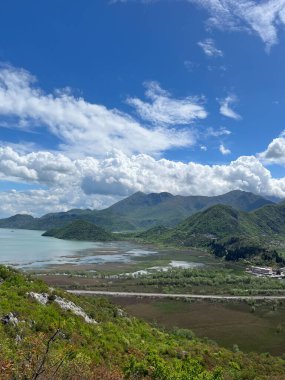 Karadağ Skadar Gölü güzel manzaralı sahil milli parkı manzarası. Mavi gökyüzü su yansıması güneşli açık hava Akdeniz yaz harikalar diyarı arka planı. Avrupa turizm tatili konsepti. Yüksek