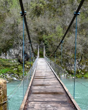 Karadağ, Avrupa 'da turkuaz yeşil bir nehrin üzerindeki tahta köprü. Yüksek kalite fotoğraf