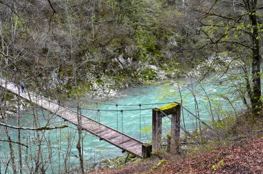 Karadağ, Avrupa 'da turkuaz yeşil bir nehrin üzerindeki tahta köprü. Yüksek kalite fotoğraf