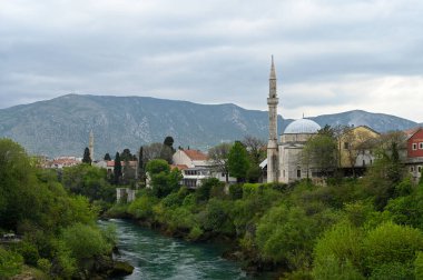 Mostar 'daki Koski Mehmed Paşa Camii' nin arka planında Neretva nehri ve Velez dağı var. Yüksek kalite fotoğraf