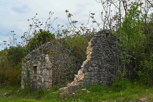 Terk edilmiş, köydeki eski taş ev yıkılmış. Yüksek kalite fotoğraf