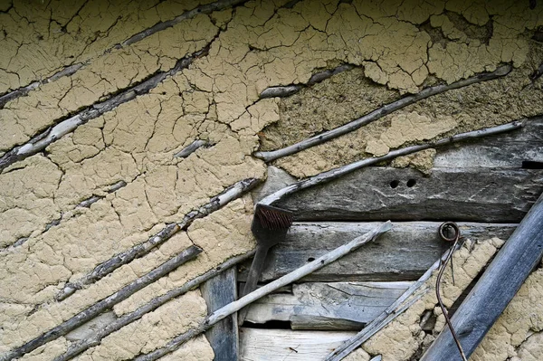 Ahşap ve kil arkaplan dokusundan yapılmış eski yıpranmış duvar. Yüksek kalite fotoğraf