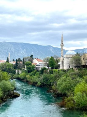 Mostar, Bosna-Hersek. Osmanlı Camii ile Nerteva Nehri 'nde ve Mostar' ın Eski Kenti 'nde sabah güneşi. Yüksek kalite fotoğraf