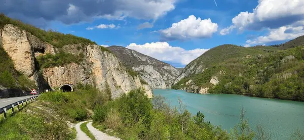  Sırbistan ve Bosna-Hersek sınırındaki Drina Nehri, yaz mevsimi. Yüksek kalite fotoğraf