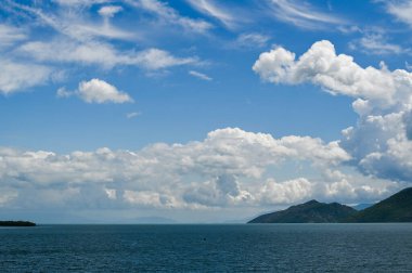 Karadağ Skadar Gölü güzel manzaralı sahil milli parkı manzarası. Mavi gökyüzü su yansıması güneşli açık hava Akdeniz yaz harikalar diyarı arka planı. Avrupa turizm tatili konsepti. Yüksek