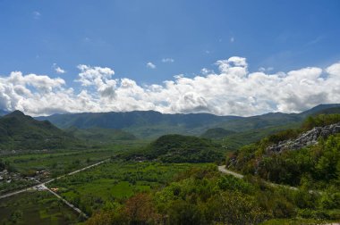 Karadağ Skadar Gölü güzel manzaralı sahil milli parkı manzarası. Mavi gökyüzü su yansıması güneşli açık hava Akdeniz yaz harikalar diyarı arka planı. Avrupa turizm tatili konsepti. Yüksek