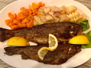 Balık ve patates kızartması ve kedi balığı bifteği Sırbistan 'da bir balık restoranında. Yüksek kalite fotoğraf