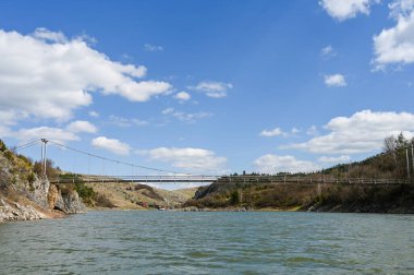 Sırbistan 'daki sınırlarıyla nehir kanyonu vadisi Uvac' ta özel doğa rezervi. Yüksek kalite fotoğraf