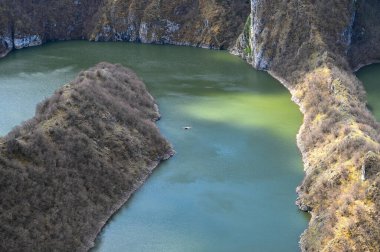 Sırbistan 'daki sınırlarıyla nehir kanyonu vadisi Uvac' ta özel doğa rezervi. Yüksek kalite fotoğraf