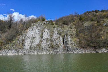 Sırbistan 'daki sınırlarıyla nehir kanyonu vadisi Uvac' ta özel doğa rezervi. Yüksek kalite fotoğraf