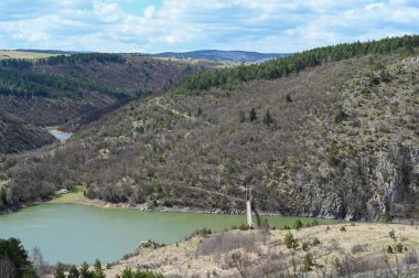Sırbistan 'daki sınırlarıyla nehir kanyonu vadisi Uvac' ta özel doğa rezervi. Yüksek kalite fotoğraf